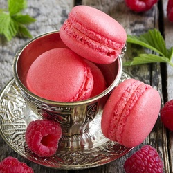 Jigsaw puzzle: Macaroons with raspberries