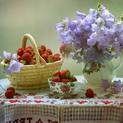 Jigsaw puzzle: Bells and strawberries