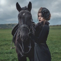 Jigsaw puzzle: Girl with a black horse