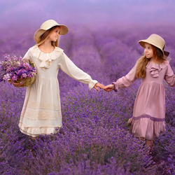 Jigsaw puzzle: Girls in lavender field