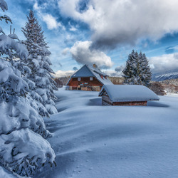 Jigsaw puzzle: House in the winter Alps