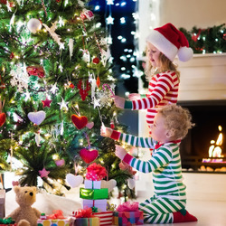 Jigsaw puzzle: Decorating the Christmas tree