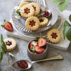 Jigsaw puzzle: Strawberry cookies