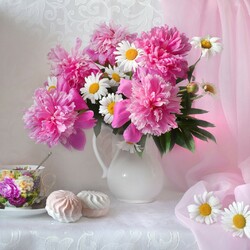 Jigsaw puzzle: Bouquet of peonies and daisies