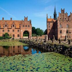 Jigsaw puzzle: Castle of Egeskov on the island of Funen