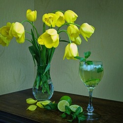 Jigsaw puzzle: In yellow-green tones