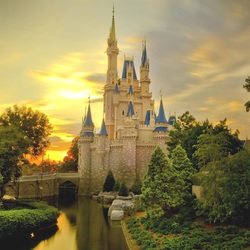Jigsaw puzzle: Castle in the rays of sunset