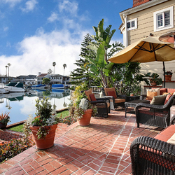 Jigsaw puzzle: On the terrace by the bay with yachts