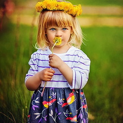 Jigsaw puzzle: Girl in a wreath of dandelions