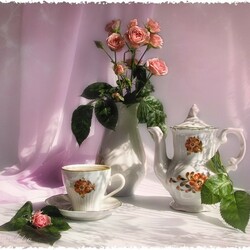 Jigsaw puzzle: Morning still life in pink tones