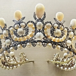 Jigsaw puzzle: Diadem with pearls and blilliants