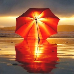 Jigsaw puzzle: Red umbrella and sunset
