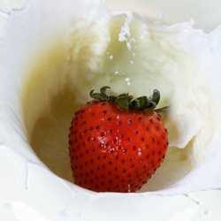 Jigsaw puzzle: Milk and strawberries