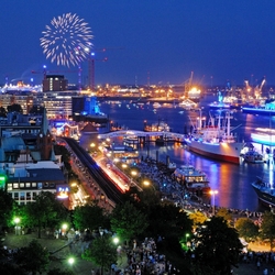 Jigsaw puzzle: Hamburg, view of the Elbe in the evening