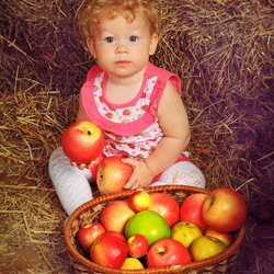 Jigsaw puzzle: Girl with apples