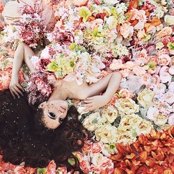 Jigsaw puzzle: Girl in flowers