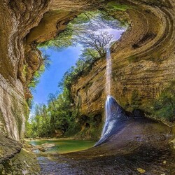 Jigsaw puzzle: Cave waterfall