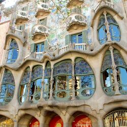 Jigsaw puzzle: The architecture of Antoni Gaudi