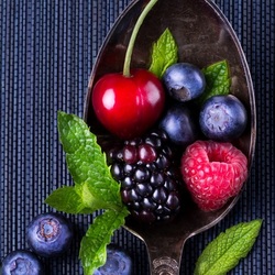 Jigsaw puzzle: A spoonful of berries