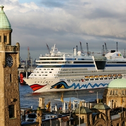 Jigsaw puzzle: In the port of Hamburg