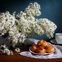 Jigsaw puzzle: Bouquet of lilacs and eclairs