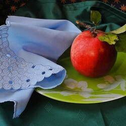 Jigsaw puzzle: Apple on a plate