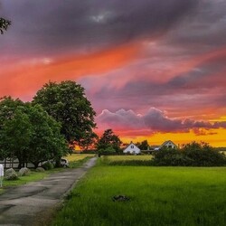 Jigsaw puzzle: Evening sky over the village