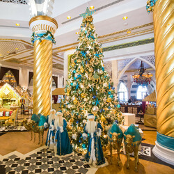 Jigsaw puzzle: Christmas tree in Dubai hotel