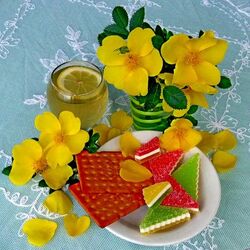 Jigsaw puzzle: Flowers with marmalade and cookies