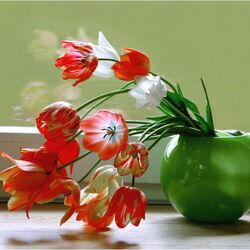 Jigsaw puzzle: Tulips in a green vase