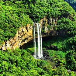 Jigsaw puzzle: Waterfall in green surroundings