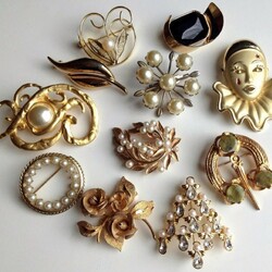 Jigsaw puzzle: Brooches