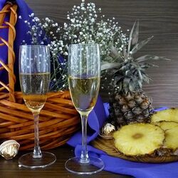 Jigsaw puzzle: Champagne with pineapple