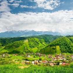 Jigsaw puzzle: Village near green mountains