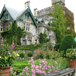 Jigsaw puzzle: Hatley Castle and its gardens