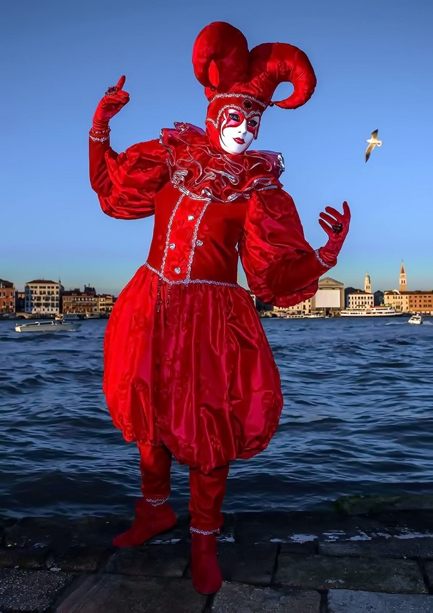 Красный костюм и маска. Венеция маскарад Арлекин. Аркекин Венеция карнавал. Маскарад Венеция костюмы. Венецианский карнавал Карло Гольдони.