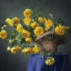 Jigsaw puzzle: The magical scent of yellow roses