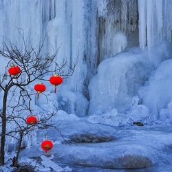 Jigsaw puzzle: By the frozen waterfall