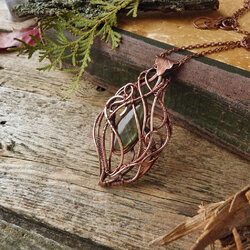 Jigsaw puzzle: Copper necklace with labradorite