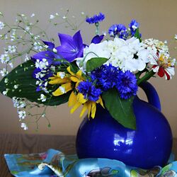 Jigsaw puzzle: Blue and white bouquet