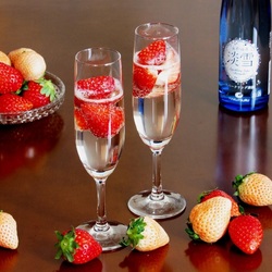 Jigsaw puzzle: Sake with strawberries