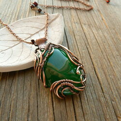 Jigsaw puzzle: Pendant with green onyx