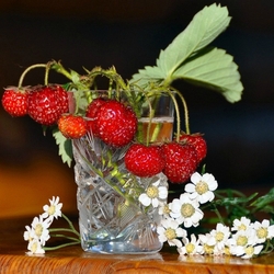 Jigsaw puzzle:  Strawberries in a glass