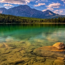 Jigsaw puzzle: Lake by the mountains