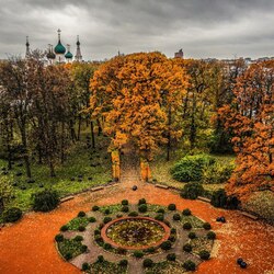 Jigsaw puzzle: Governor's Garden in Yaroslavl