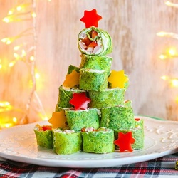 Jigsaw puzzle: Christmas tree from rolls