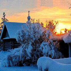 Jigsaw puzzle: Sunset in the village in winter