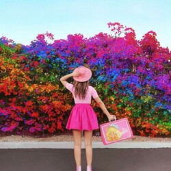 Jigsaw puzzle: Girl near colorful bushes