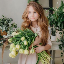 Jigsaw puzzle: Girl with flowers