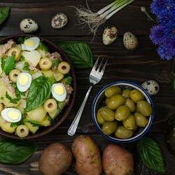 Jigsaw puzzle: Quail egg and olives
